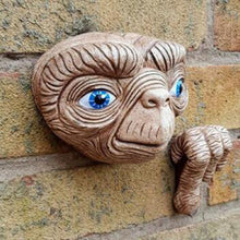 Load image into Gallery viewer, Resin Craft Alien Peeker Statue Yard Art Ornament Garden Fences Door Decor