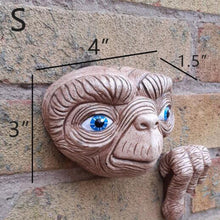 Load image into Gallery viewer, Resin Craft Alien Peeker Statue Yard Art Ornament Garden Fences Door Decor