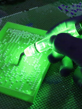 Load image into Gallery viewer, 13cm Diamond Painting Pen with 6 Tips LED Light Diamond Art Pen Kit (Green)
