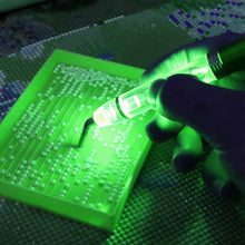 Load image into Gallery viewer, 13cm Diamond Painting Pen with 6 Tips LED Light Diamond Art Pen Kit (Green)
