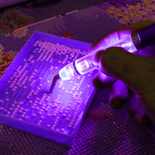 Load image into Gallery viewer, 13cm Diamond Painting Pen with 6 Tips LED Light Diamond Art Pen Kit (Purple)
