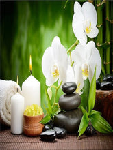 Load image into Gallery viewer, Diamond Painting - Full Round - Candle white butterfly orchid green bamboo (40*30CM)
