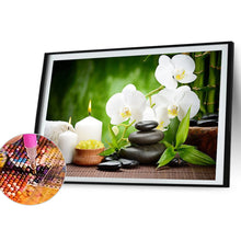 Load image into Gallery viewer, Diamond Painting - Full Round - Candle white butterfly orchid green bamboo (40*30CM)
