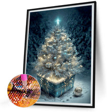 Load image into Gallery viewer, Diamond Painting - Full Round - Christmas tree in the snow (30*40CM)
