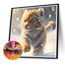 Load image into Gallery viewer, Diamond Painting - Full Round - Little tiger running in the snow (30*30CM)

