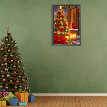 Load image into Gallery viewer, Diamond Painting - Full Round - Christmas cardinal in front of tree (40*60CM)
