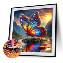 Load image into Gallery viewer, Diamond Painting - Full Round - Giant beautiful butterfly in the middle of the lake (30*30CM)
